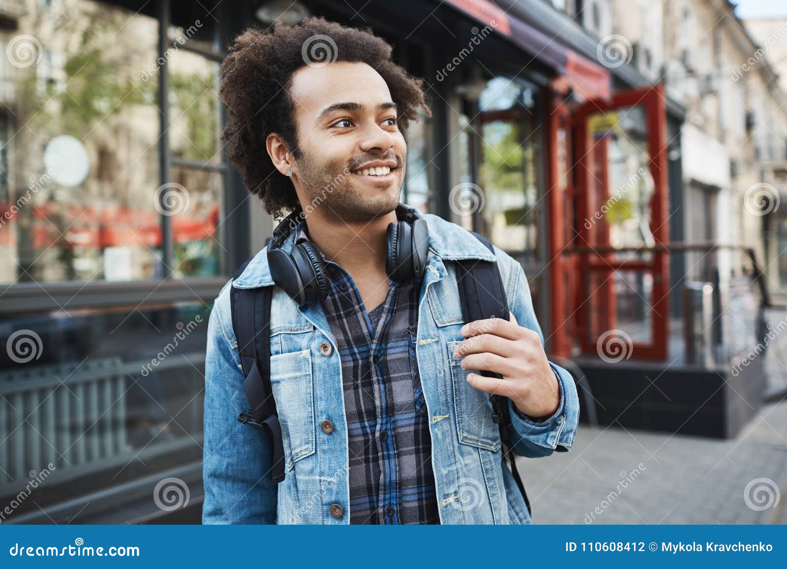 Varón Afroamericano Hermoso Encantador Con La Cerda Y El Corte De Pelo Afro  Que Miran a Un Lado Mientras Que Sostiene La Mochila Foto de archivo -  Imagen de peinado, africano: 110608412