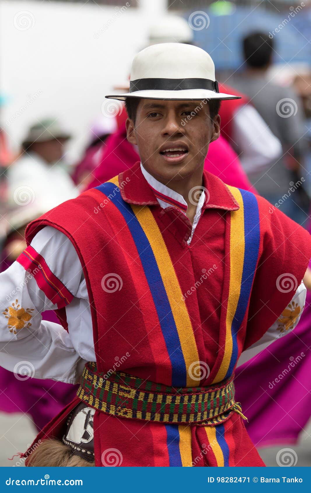 Varón Indígena En Ropa Colorida Foto editorial - Imagen de gente, colorido:  98282471
