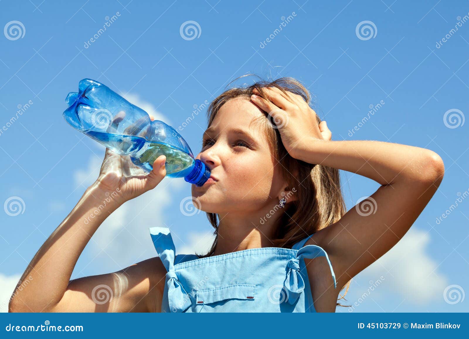 Дети пьют из бутылки. Пьет воду из бутылки. Девочка пьет воду. Девушка пьет воду из бутылки. Девушка с бутылкой воды.