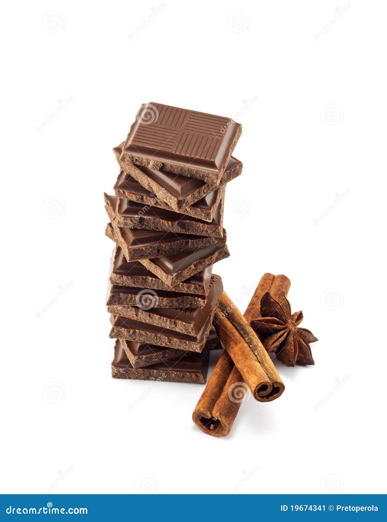Varas da pilha e de canela das barras de chocolate. As barras de chocolate empilham e as varas de canela isoladas no fundo branco