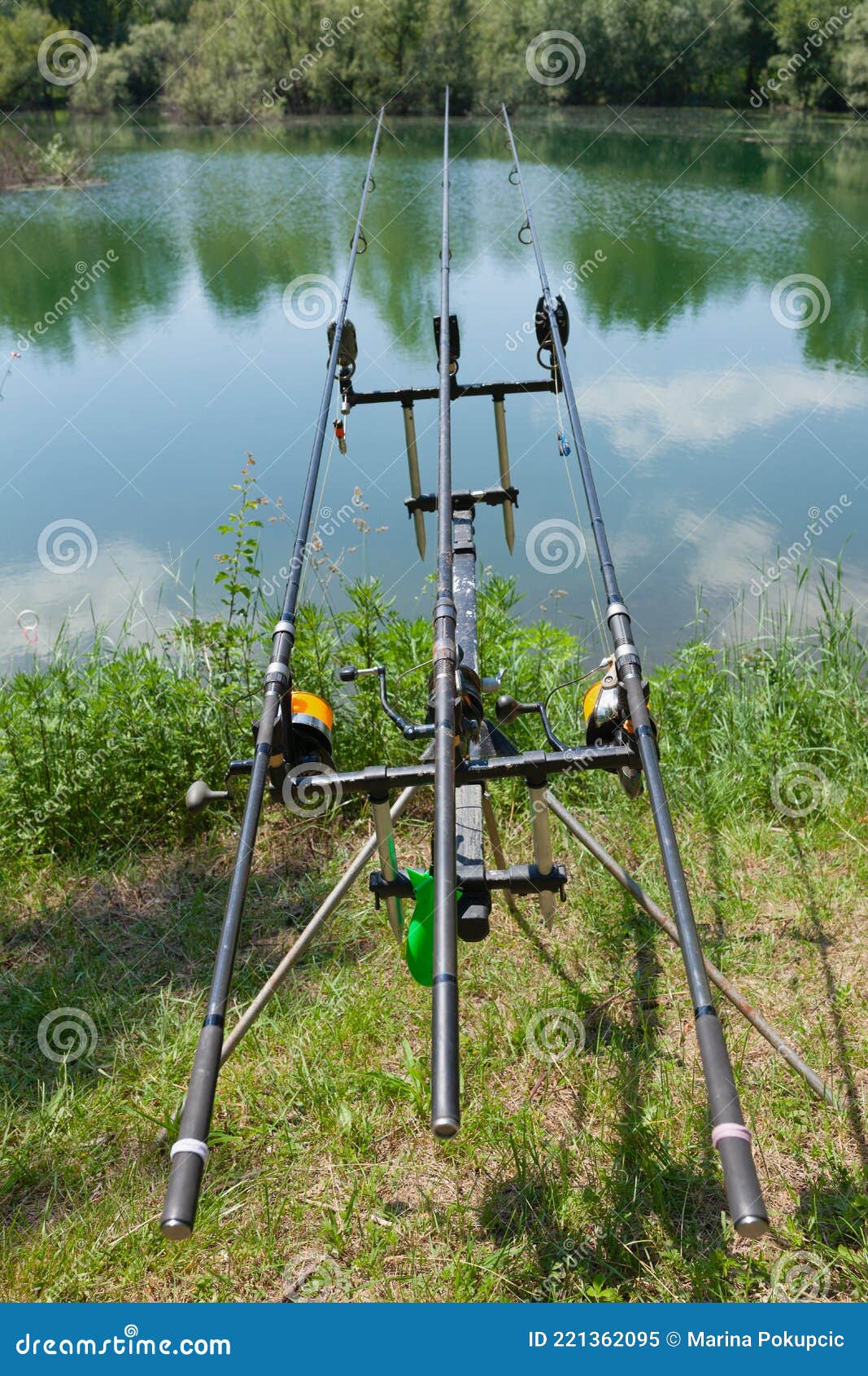 https://thumbs.dreamstime.com/z/varas-de-pesca-en-un-puesto-junto-al-lago-listas-para-pescar-d%C3%ADa-soleado-221362095.jpg