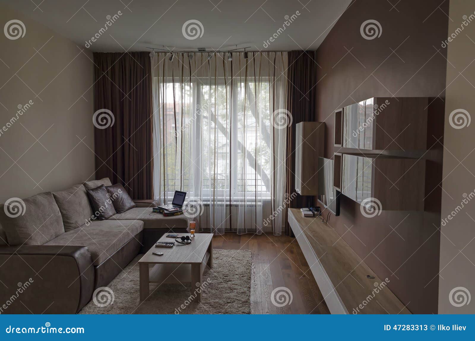 Vardagsrum i ny renoverad lägenhet arkivfoto bild: 47283313