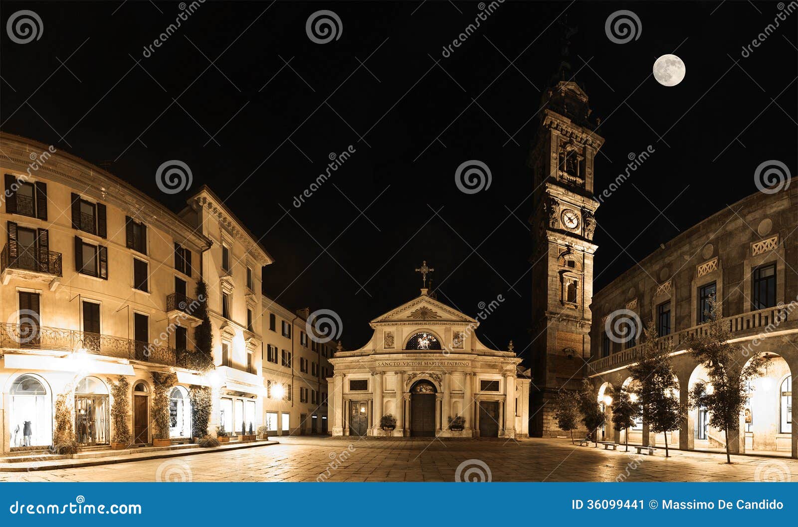 varese, piazza san vittore - night view