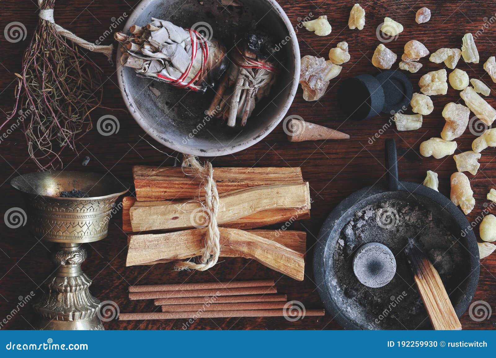 Vari Tipi Di Oggetti Di Elemento Dell'aria Da Utilizzare in Stregoneria E  Wicca Sull'altare Delle Streghe Fotografia Stock - Immagine di esoterico,  divinazione: 192259930