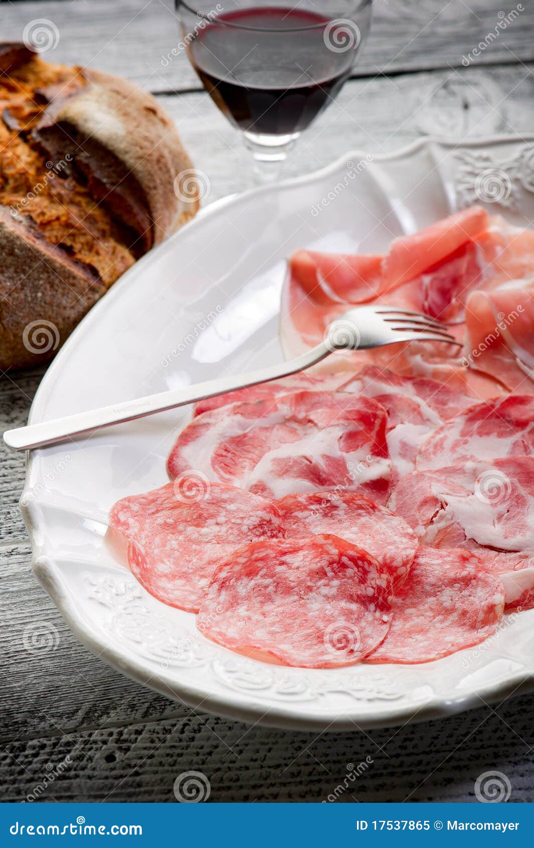 Variedad De Salami Y De Jamón Imagen de archivo Imagen de aperitivo