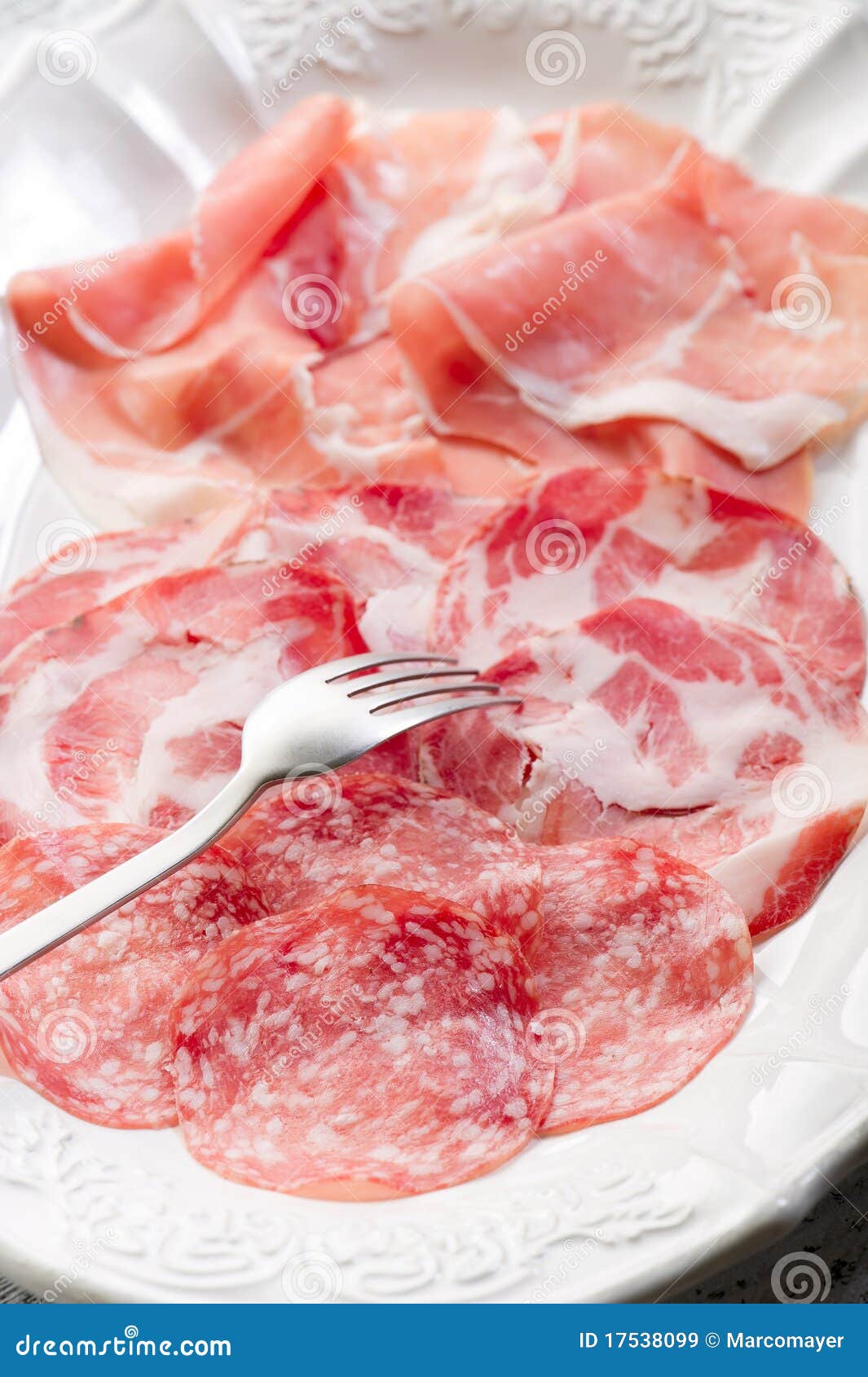 Variedad De Salami Y De Jamón Imagen de archivo Imagen de fresco