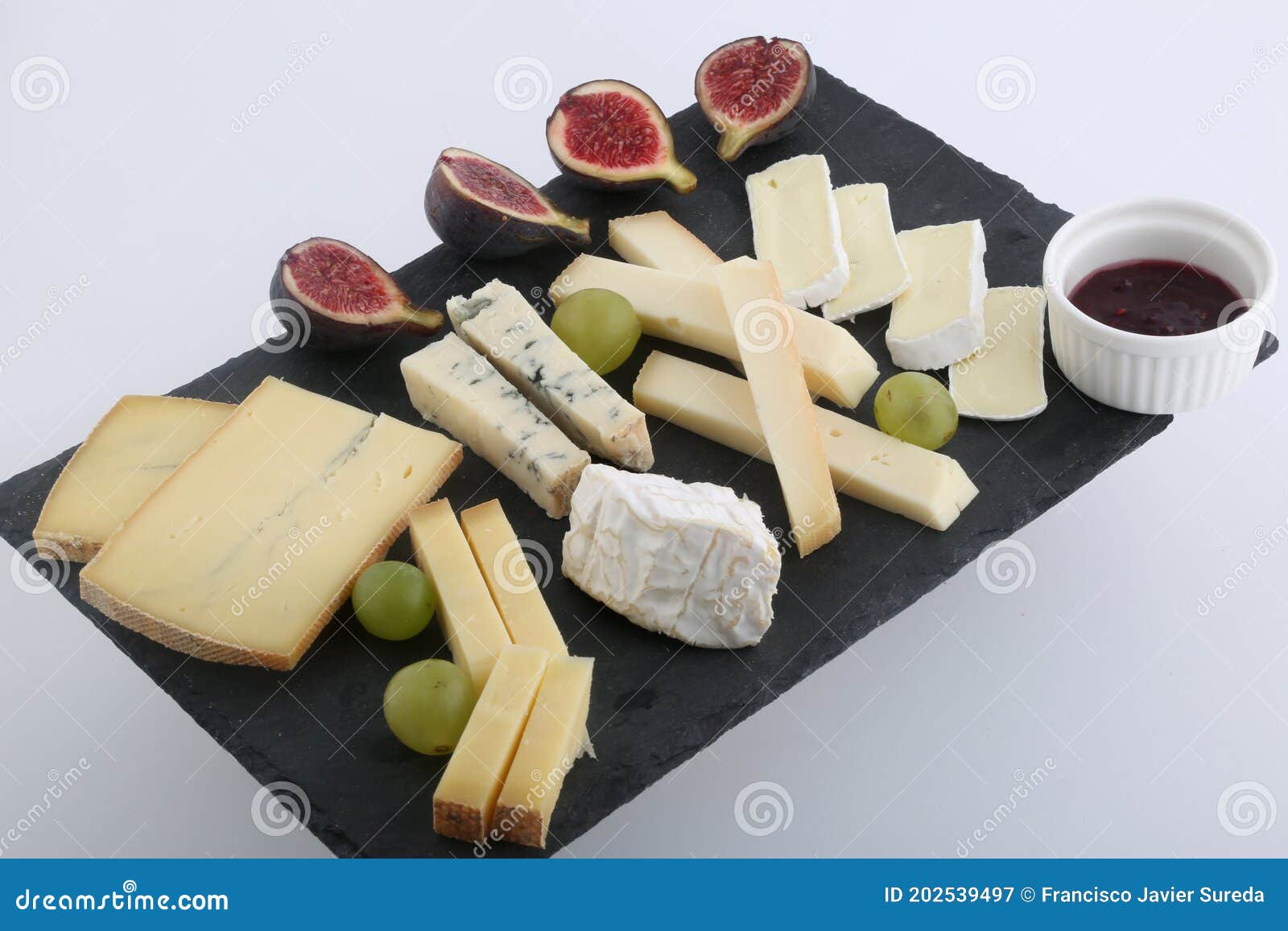 Variedad De Tabla De Quesos Con Uvas E Higos Imagen de archivo Imagen