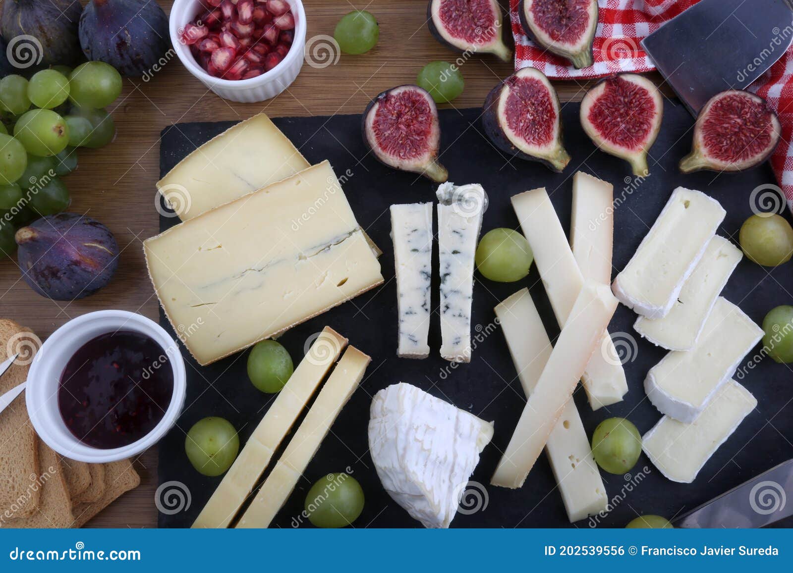 Variedad De Tabla De Quesos Con Uvas E Higos Foto de archivo Imagen