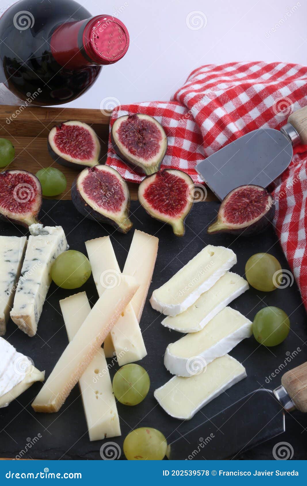 Variedad De Tabla De Quesos Con Uvas E Higos Foto de archivo Imagen