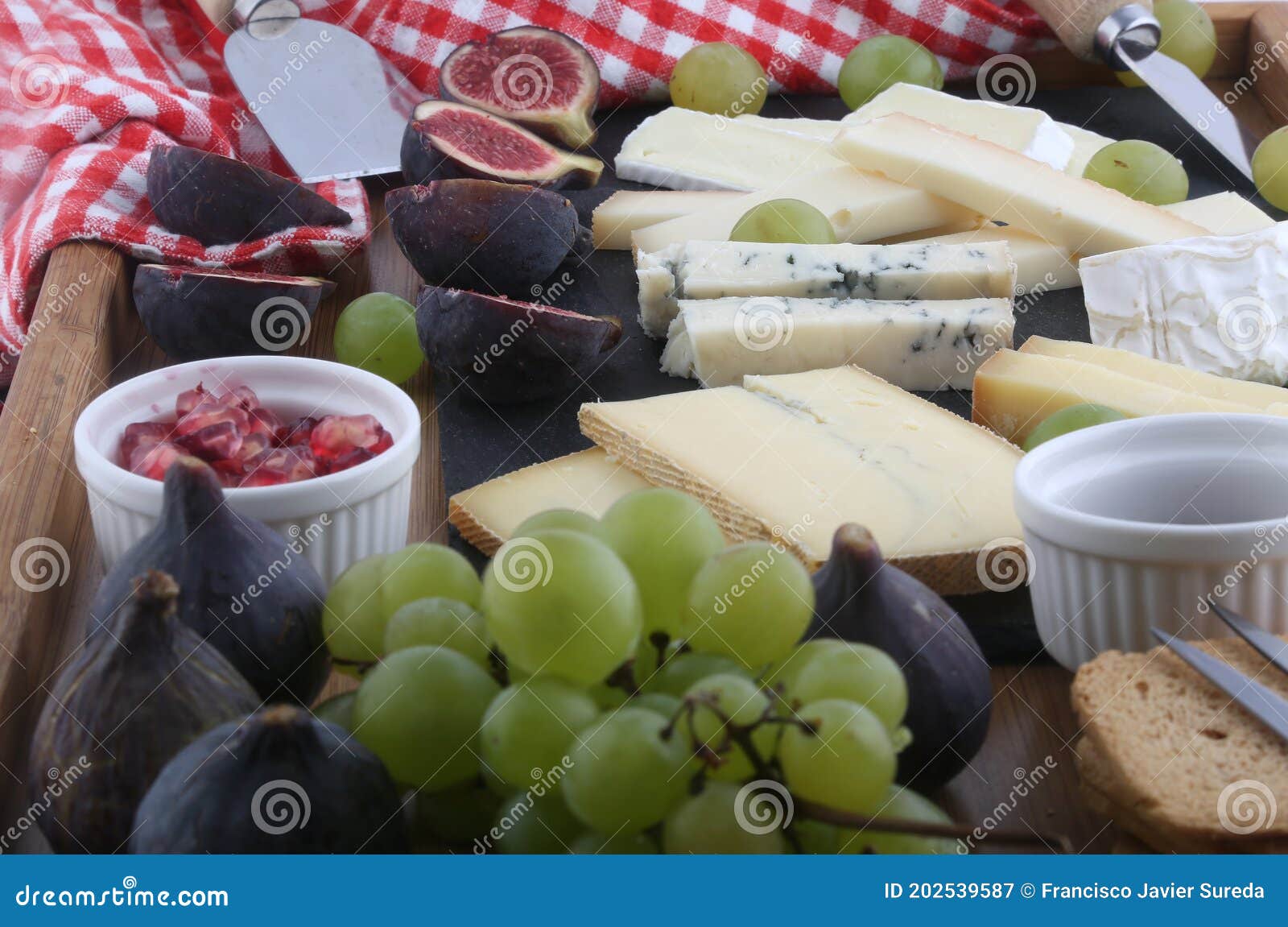 Variedad De Tabla De Quesos Con Uvas E Higos Imagen de archivo Imagen