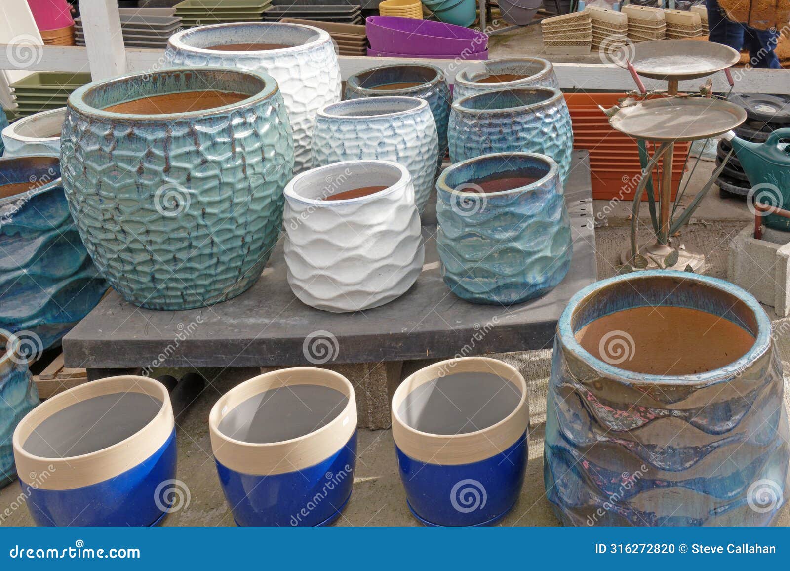sizes and colors of large clay and porcelain flower pots for spring planting