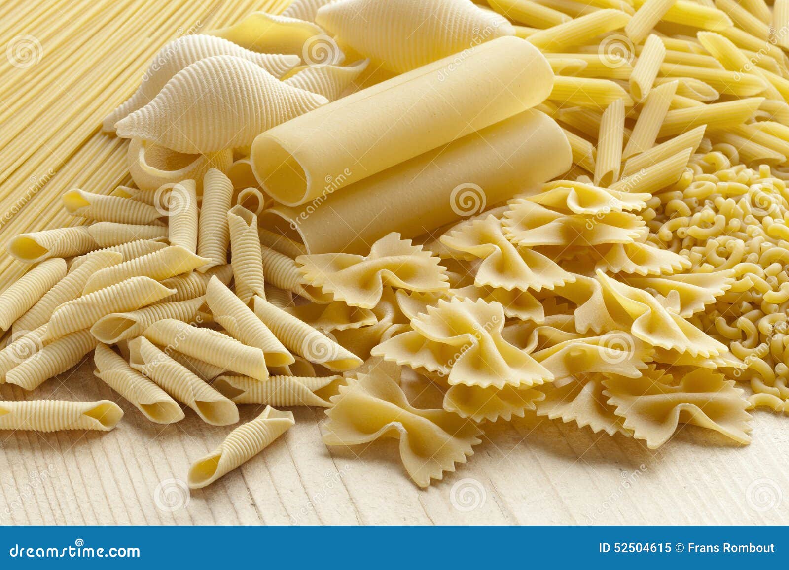 Varietà di pasta italiana immagine stock. Immagine di figura 52504615