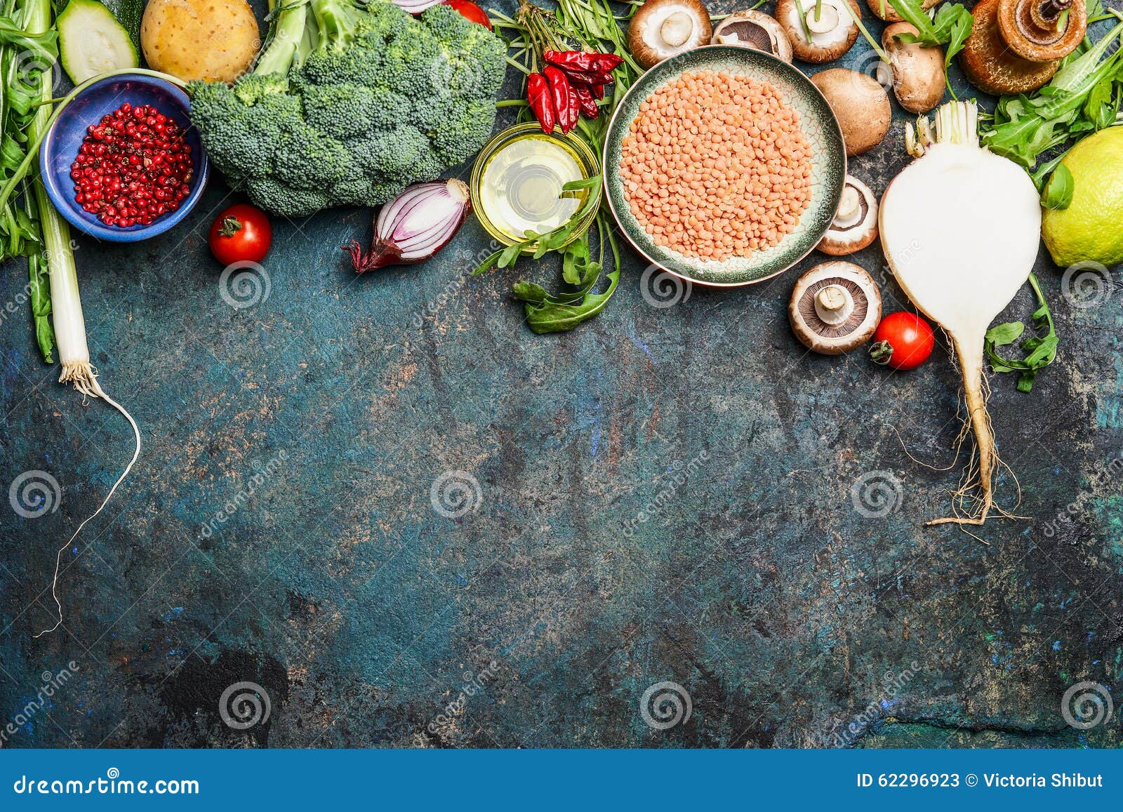 Varietà di verdure, di lenticchia rossa e di ingredienti per la cottura sana sul fondo rustico, vista superiore, confine orizzontale Alimento del vegano o concetto di cibo di dieta