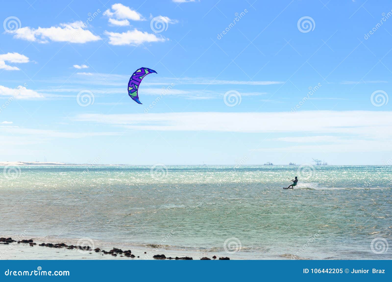 Vario Cometa Que Practica Surf En El Aire En El Cumbuco Imagen
