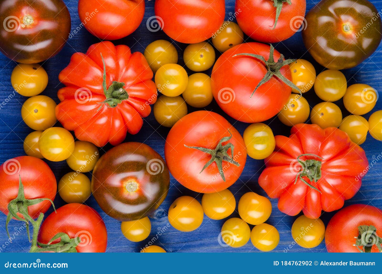 varios sorts of tomatos