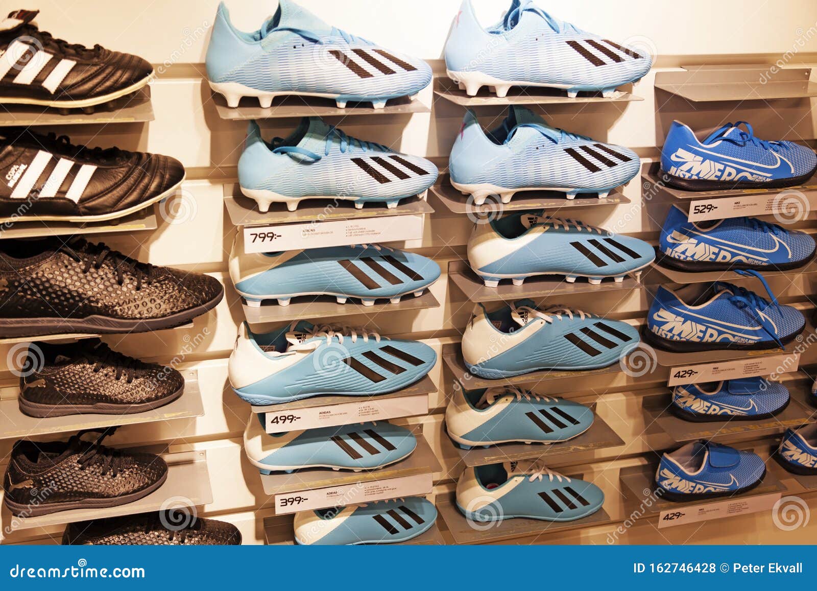 Deportivos La Tienda Deportiva Foto de archivo editorial - Imagen de zapatos, moderno: 162746428