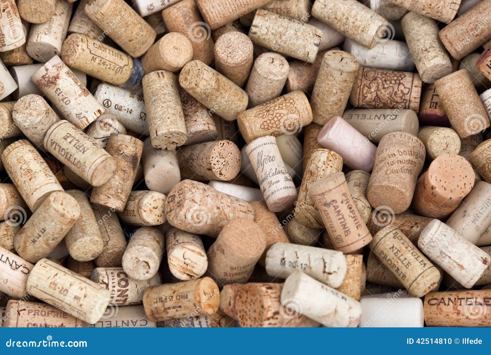 Various italian wine corks editorial image. Image of wood 42514810