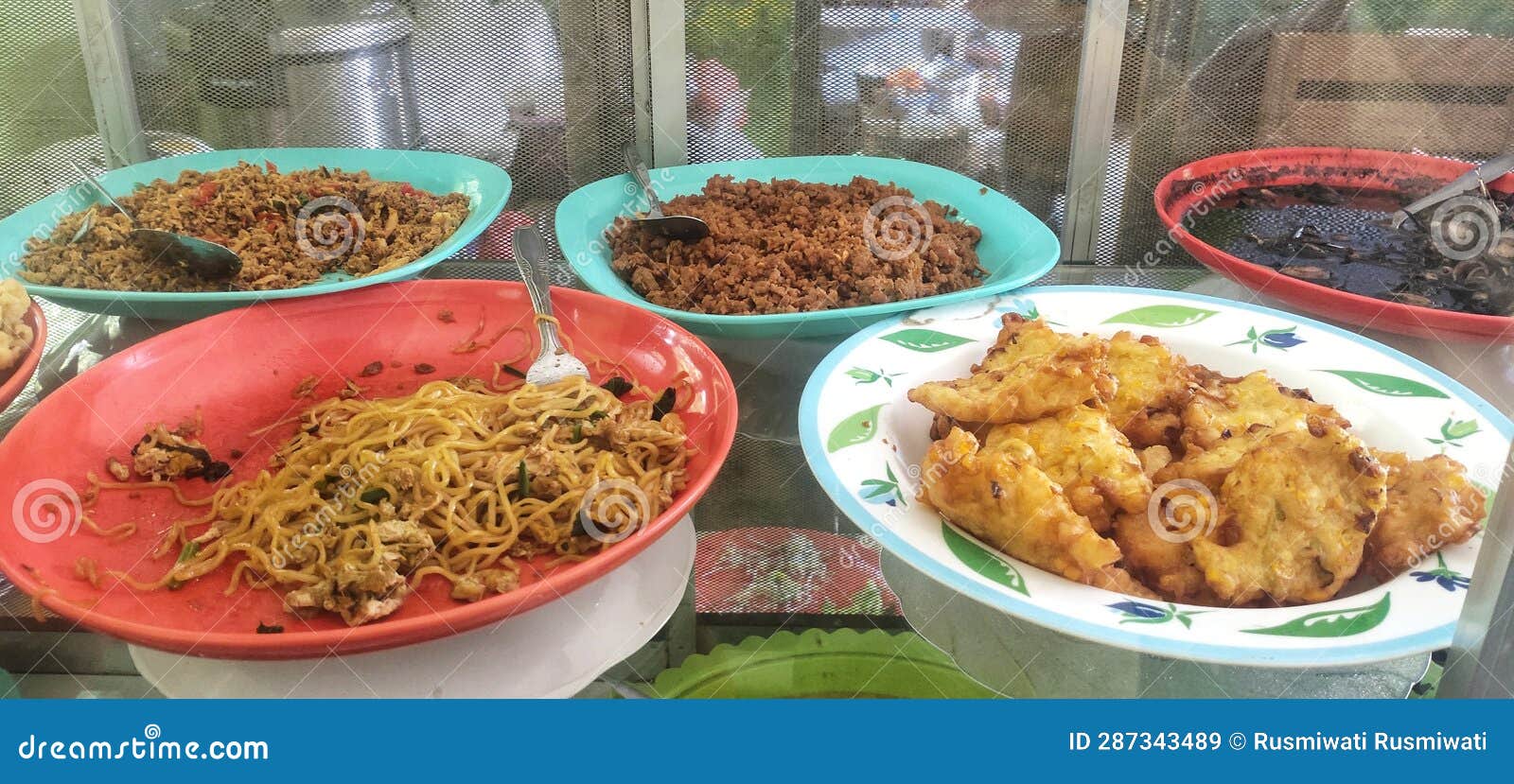 Various Side Dishes in Traditional Restaurants at Affordable Prices