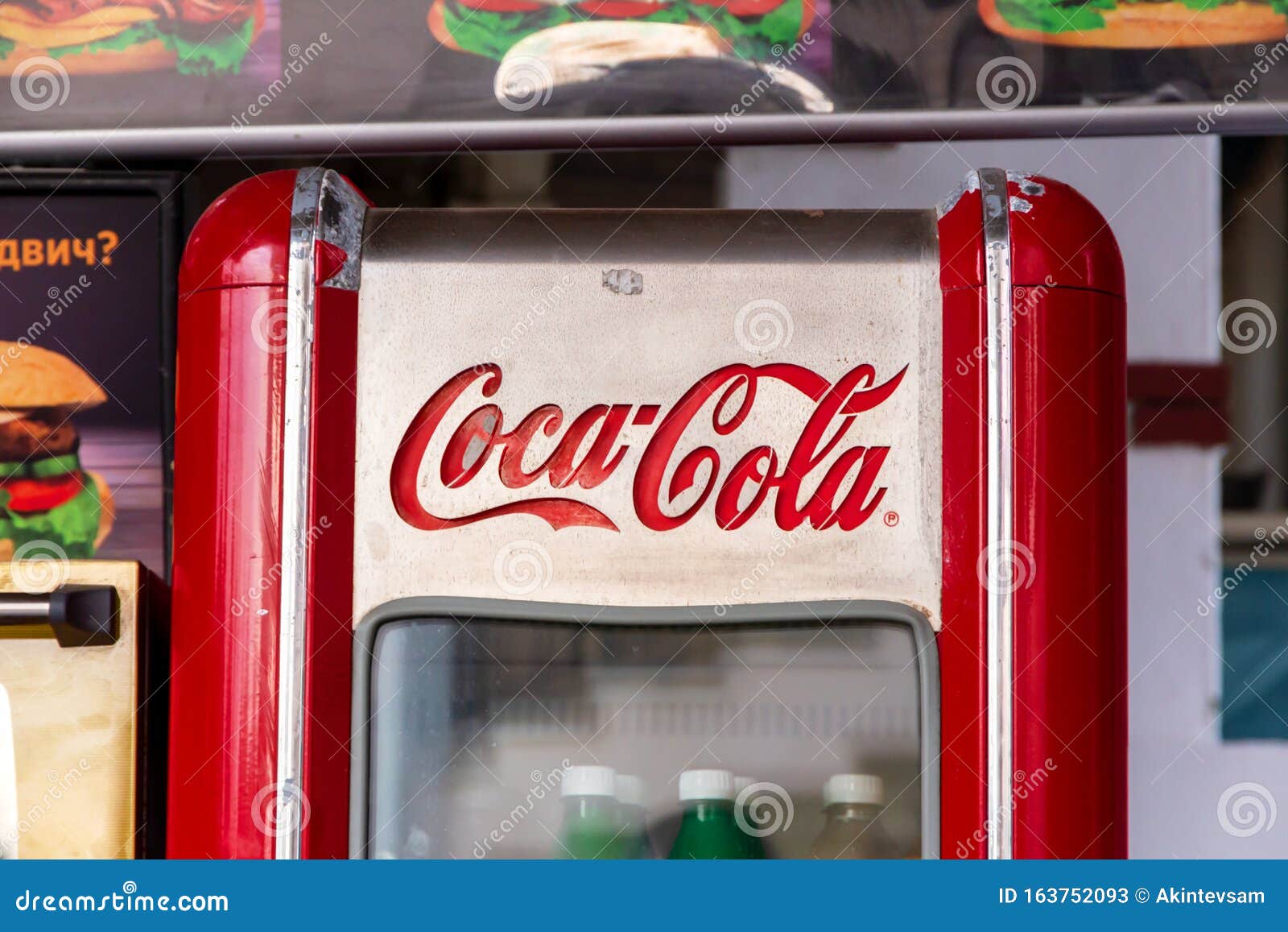 verticaal onwetendheid Luxe Red Cllassic Fridge with Coca-Cola Logo Editorial Stock Photo - Image of cola, label: 163752093 verticaal onwetendheid Luxe Red Cllassic Fridge with Coca-Cola Logo Editorial Stock Photo - Image of cola, label: 163752093