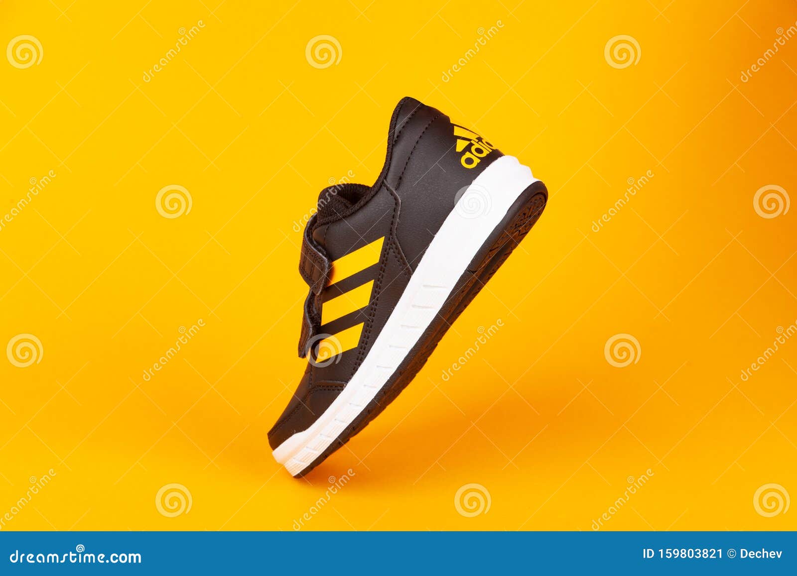 Varna , Bulgaria 13 DE AGOSTO DE 2019 : Zapato ADIDAS ALTA SPORT, Sobre Fondo Amarillo. Tiro Del Producto. Adidas Es Una Foto editorial - Imagen de ilustrativo, gimnasio: 159803821