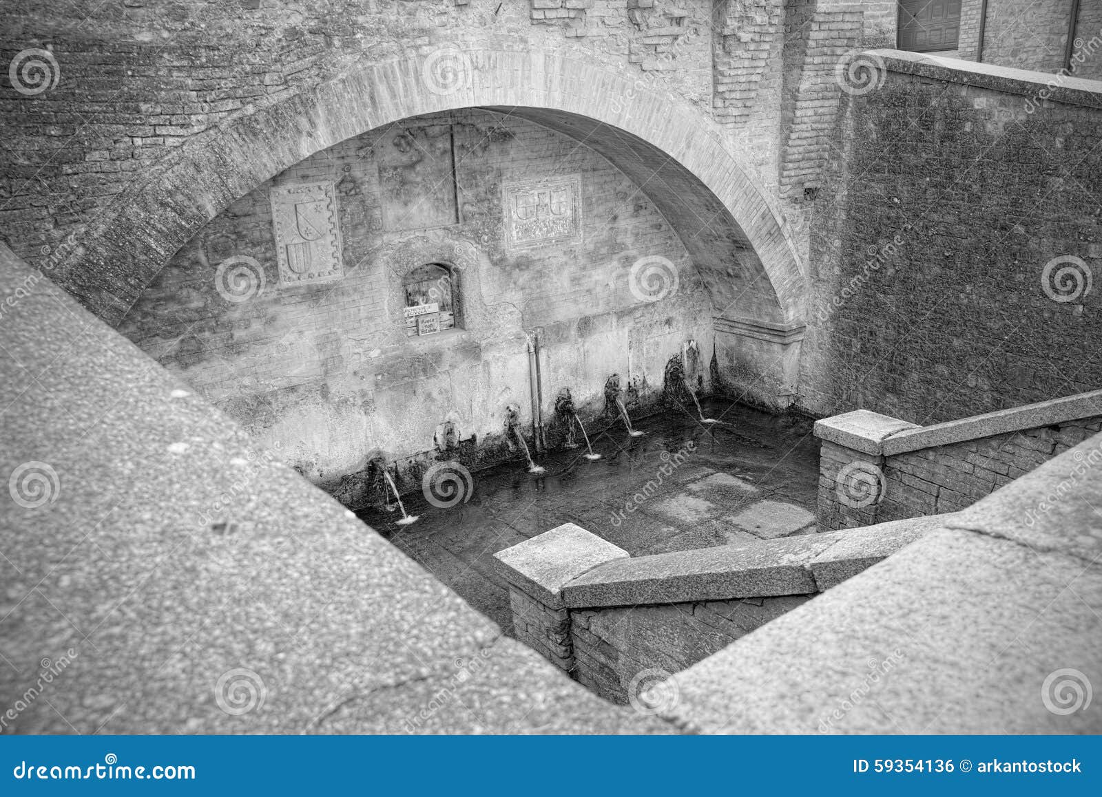 Vasca antica con le fontane per lavare e l'innaffiatura degli ... Vasca fontana