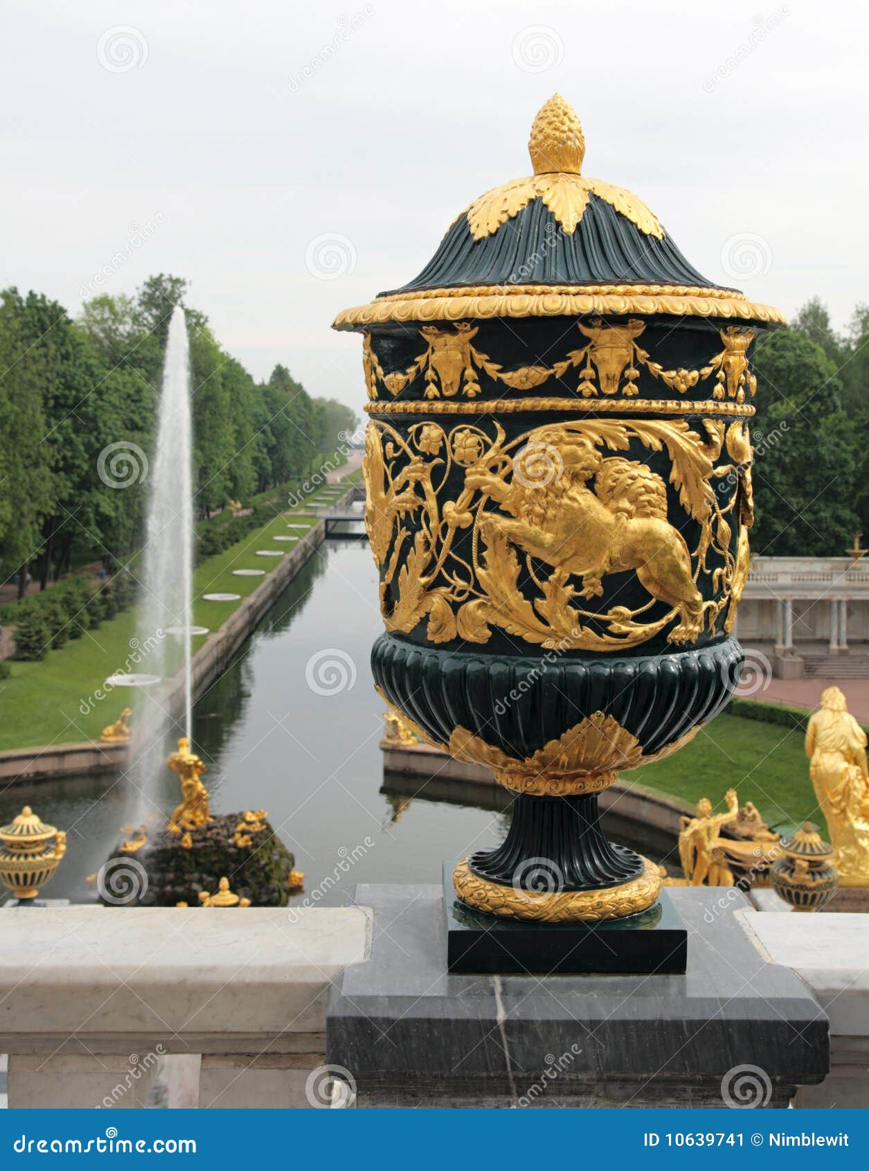 the vase and sampson fountain, peterhof