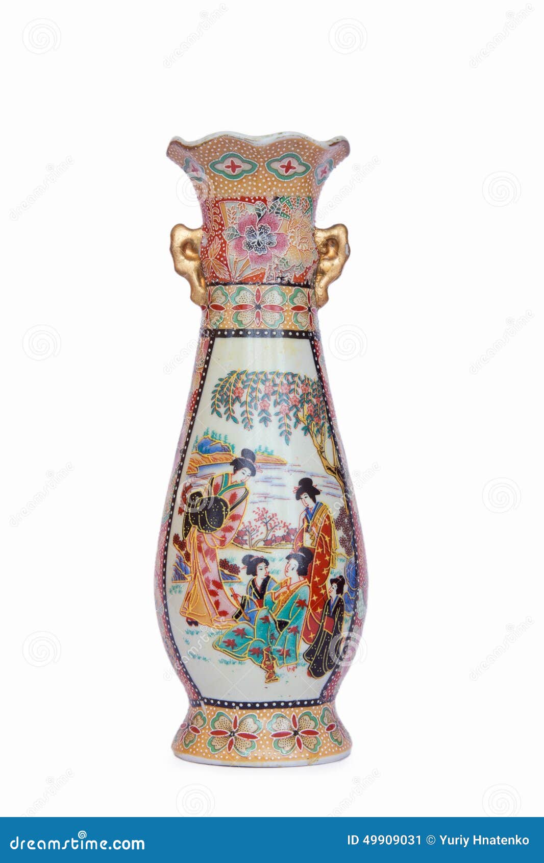 O vaso cerâmico do estilo chinês com imagem das mulheres vestiu-se na roupa autêntica chinesa, isolada no fundo branco