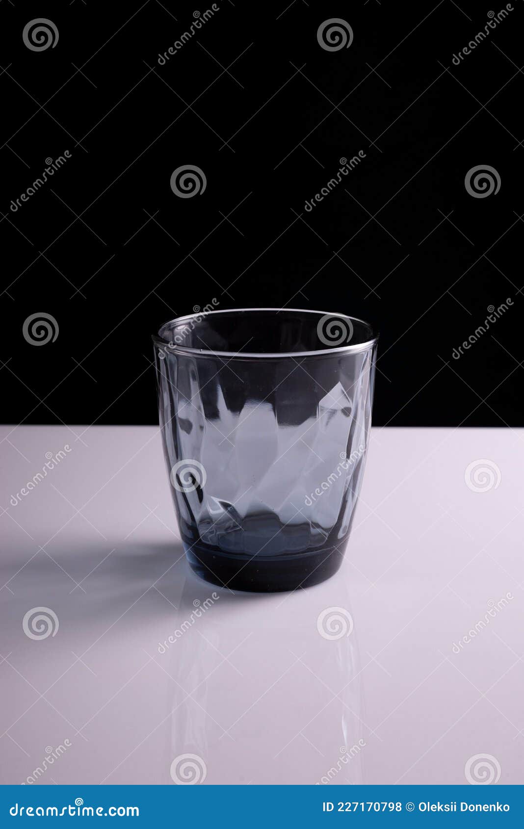 Vaso De Agua Negro Con Fondo Blanco Negro. Minimalista de Imagen de seco, celebre: