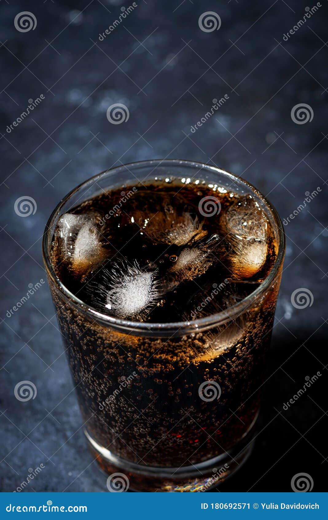 Vaso De Coca Cola Con Hielo En El Fondo Oscuro Vista Superior Imagen de  archivo - Imagen de cubos, coque: 180692571
