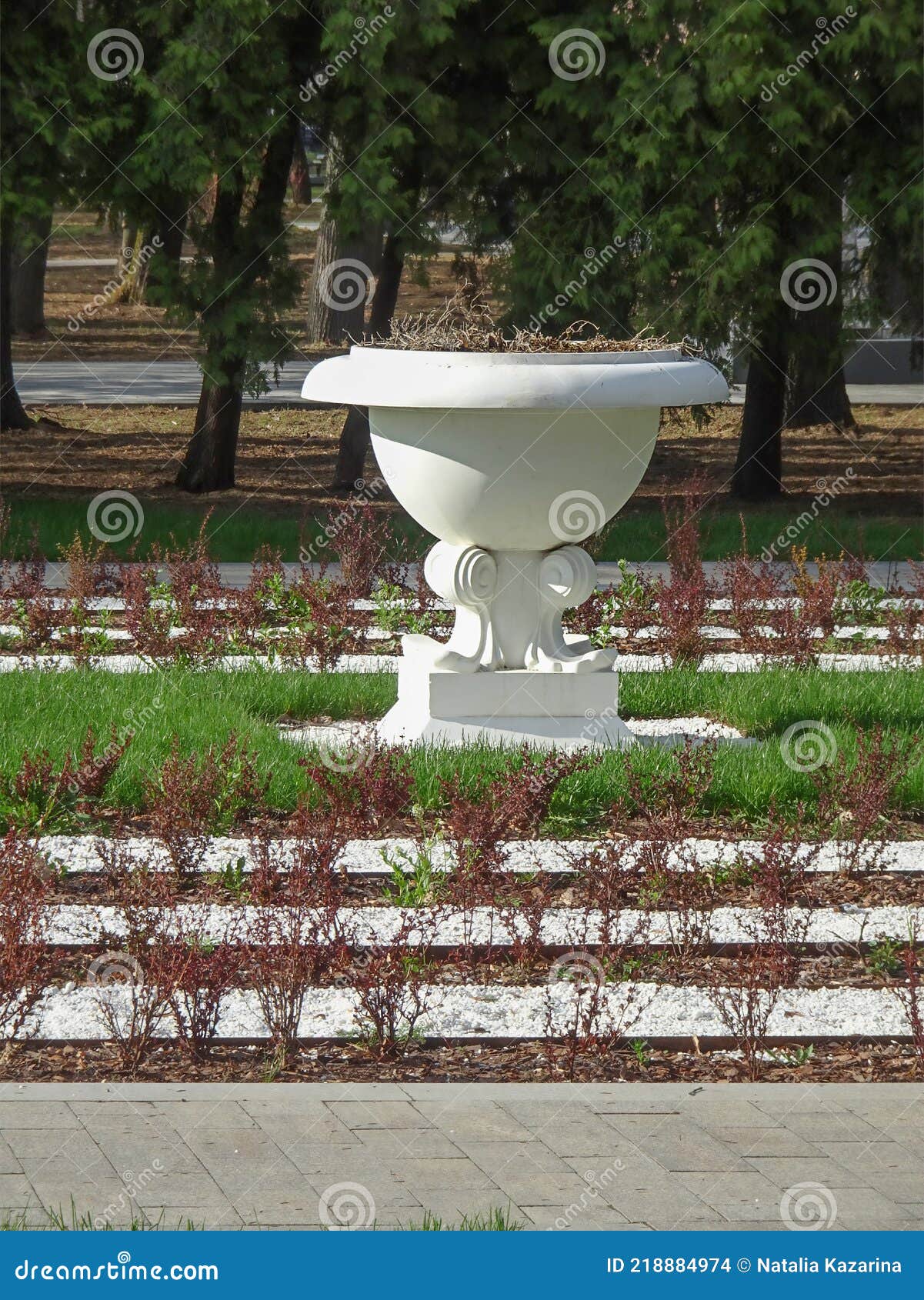 Vaso De Flor Grande De Gesso Branco No Parque De Primavera Foto de Stock -  Imagem de gramado, suporte: 218884974