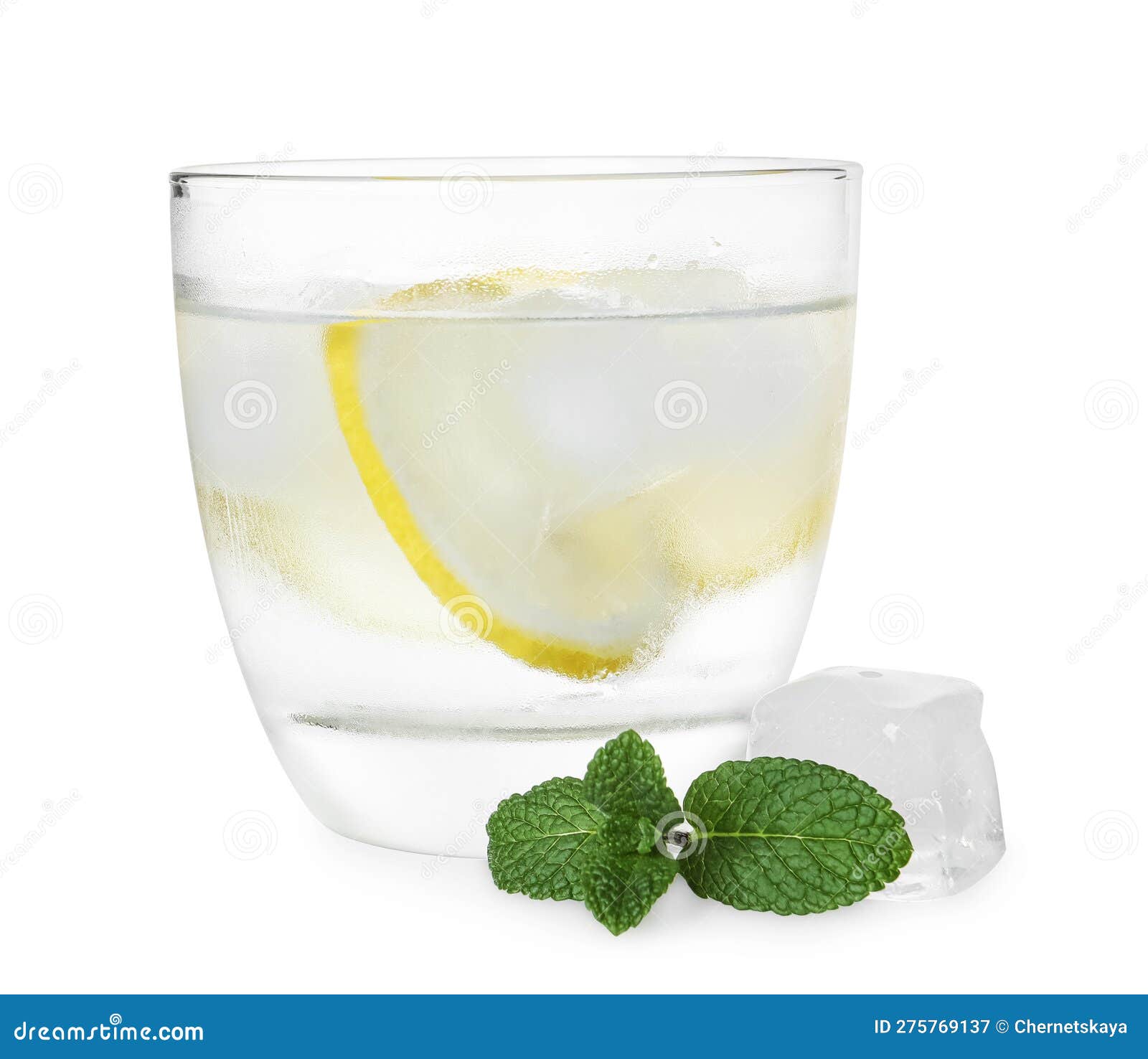 Vaso De Vodka Con Menta De Hielo Y Limón Aislados En Blanco Imagen de  archivo - Imagen de destilado, aislado: 275769137