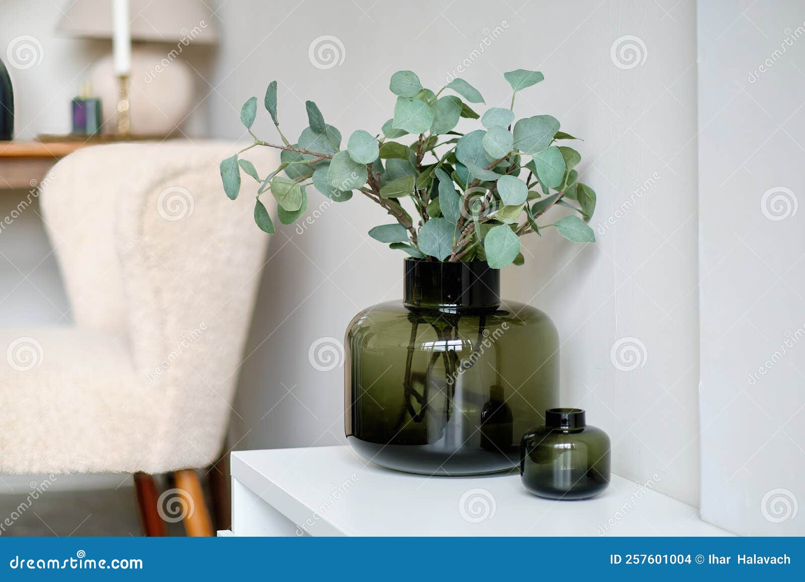 Vaso Decorativo Con Piante Artificiali All'interno Fotografia Stock -  Immagine di viola, tabella: 257601004