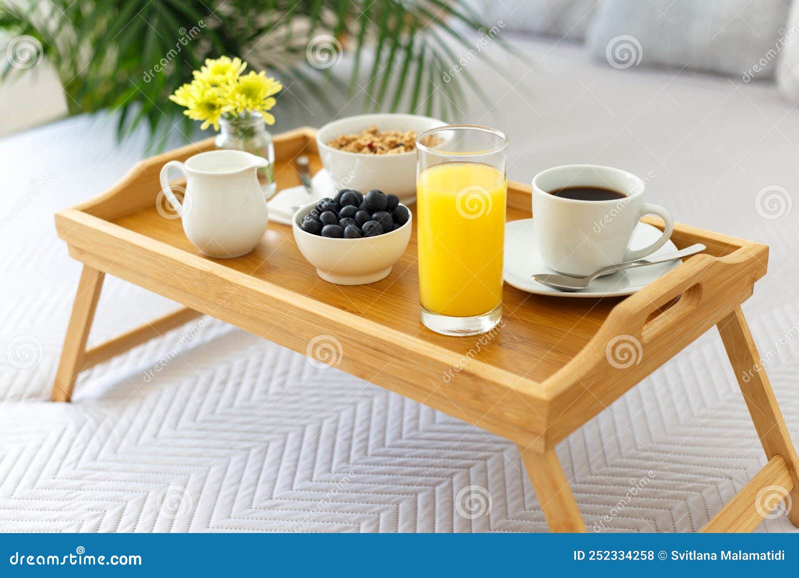 Vassoio Di Legno Con Colazione Sul Letto Fotografia Stock - Immagine di  fresco, sistemazione: 252334258