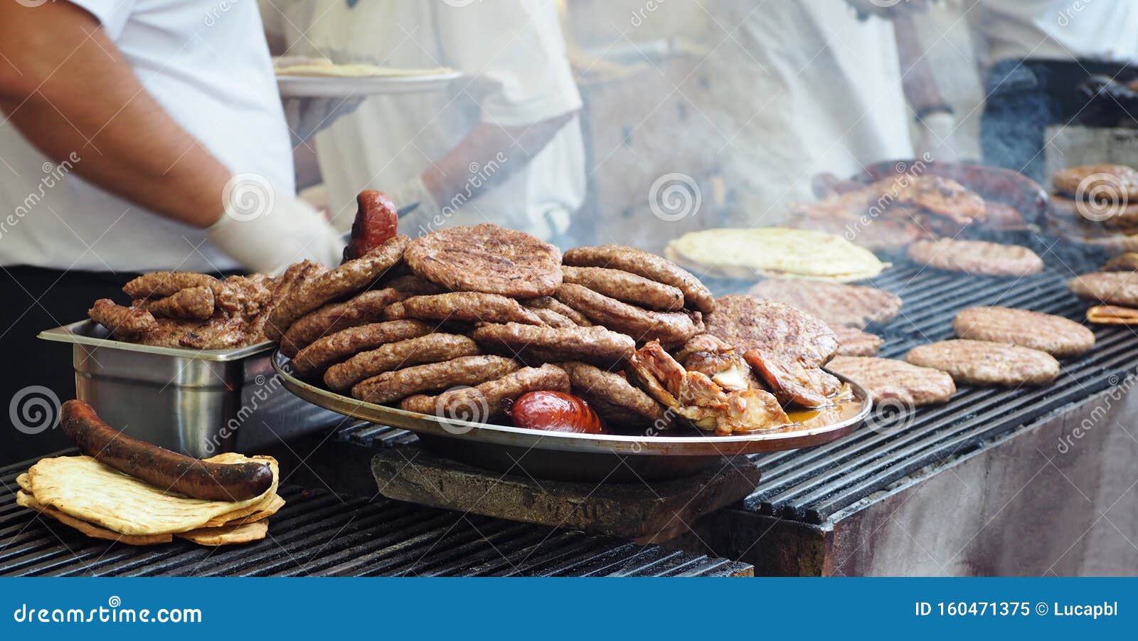 Vassoio Di Metallo Riscaldato Pieno Di Specialità Della Cucina Serba E  Balcanica in Fondo Pane, Carne Sulla Griglia E C Immagine Stock - Immagine  di ristorante, cuochi: 160471375