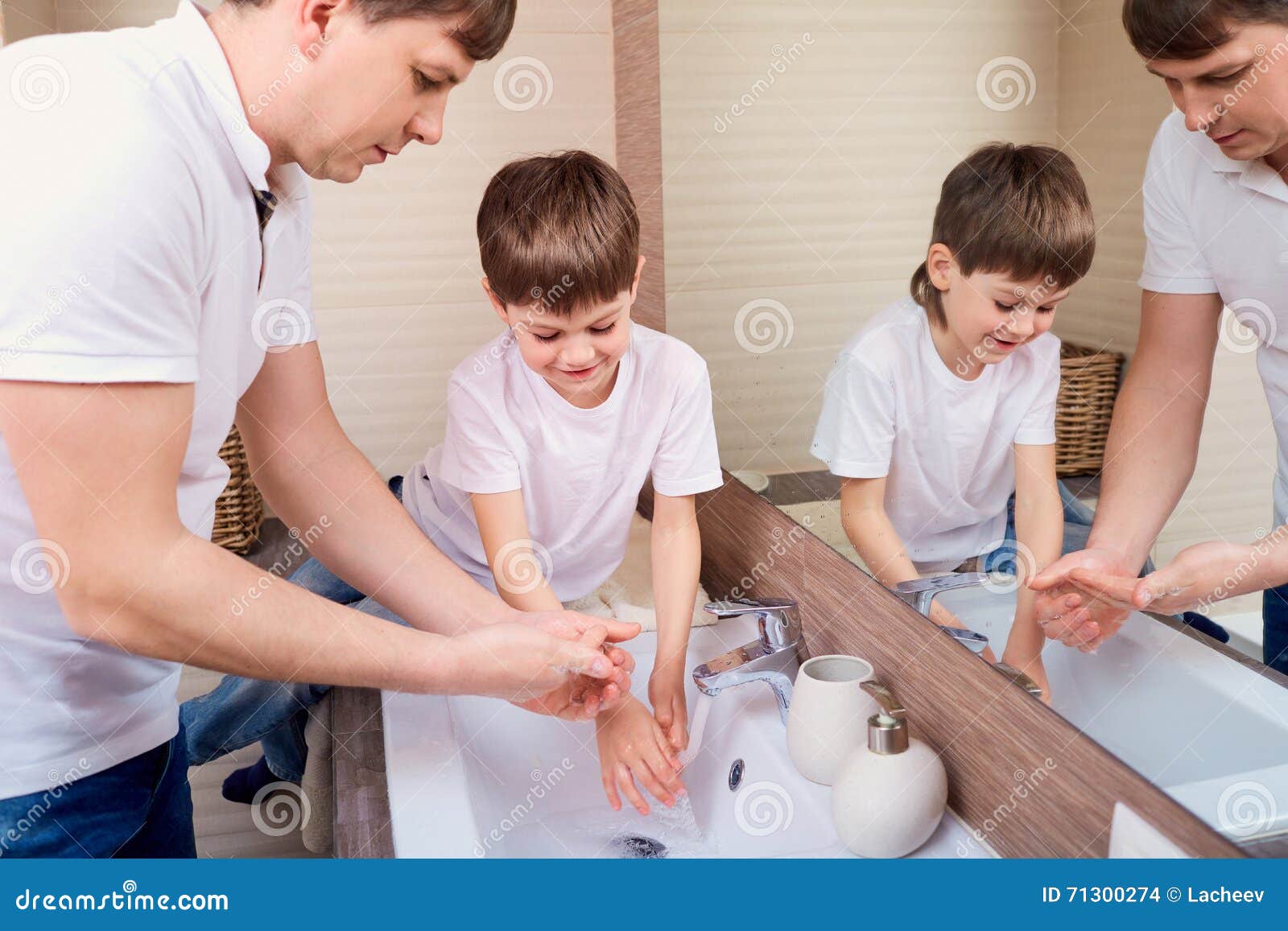 Папа сын в ванной. Умывается семья Сток. Папа и сын ванная комната. Папа моет руки. Мытьё сына.