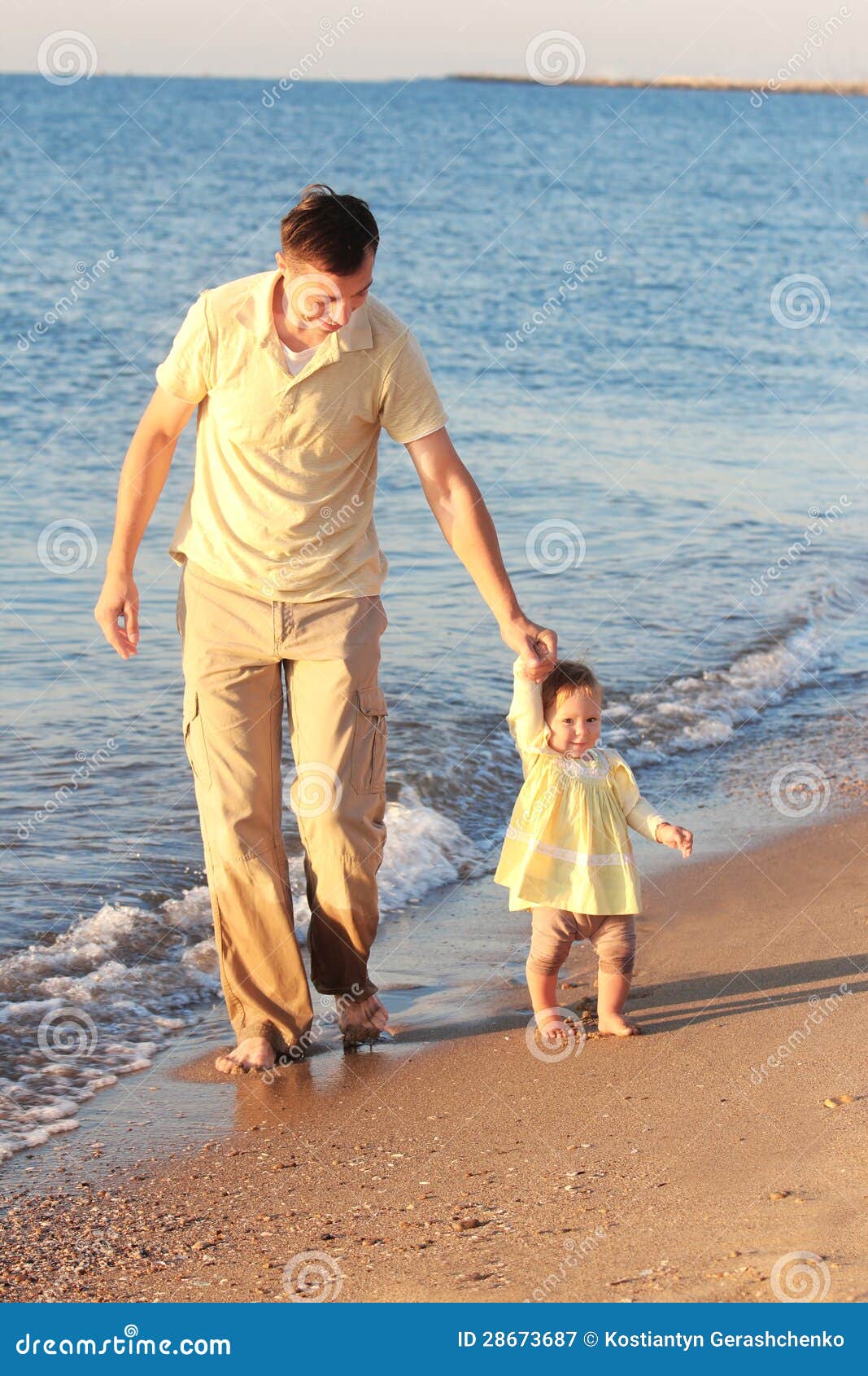 Vater und Tochter auf Meer. Vater und Tochter auf dem Strand ein Meer