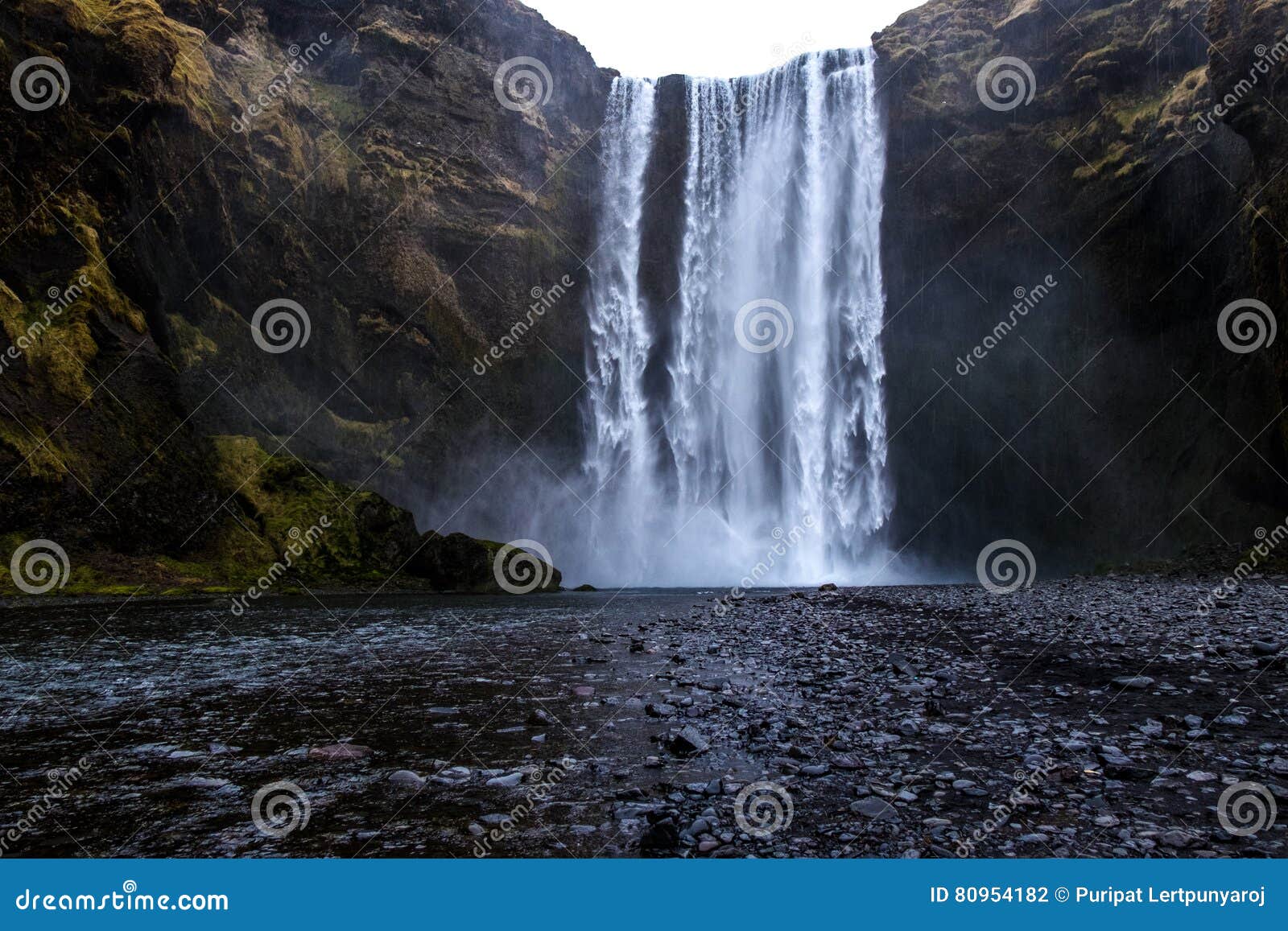 Vattenfall`-Skogafoss ` i södra Island. Skogafoss är en vattenfall som placeras på den Skoga floden i söderna av Island på klipporna av den tidigare kustlinjen