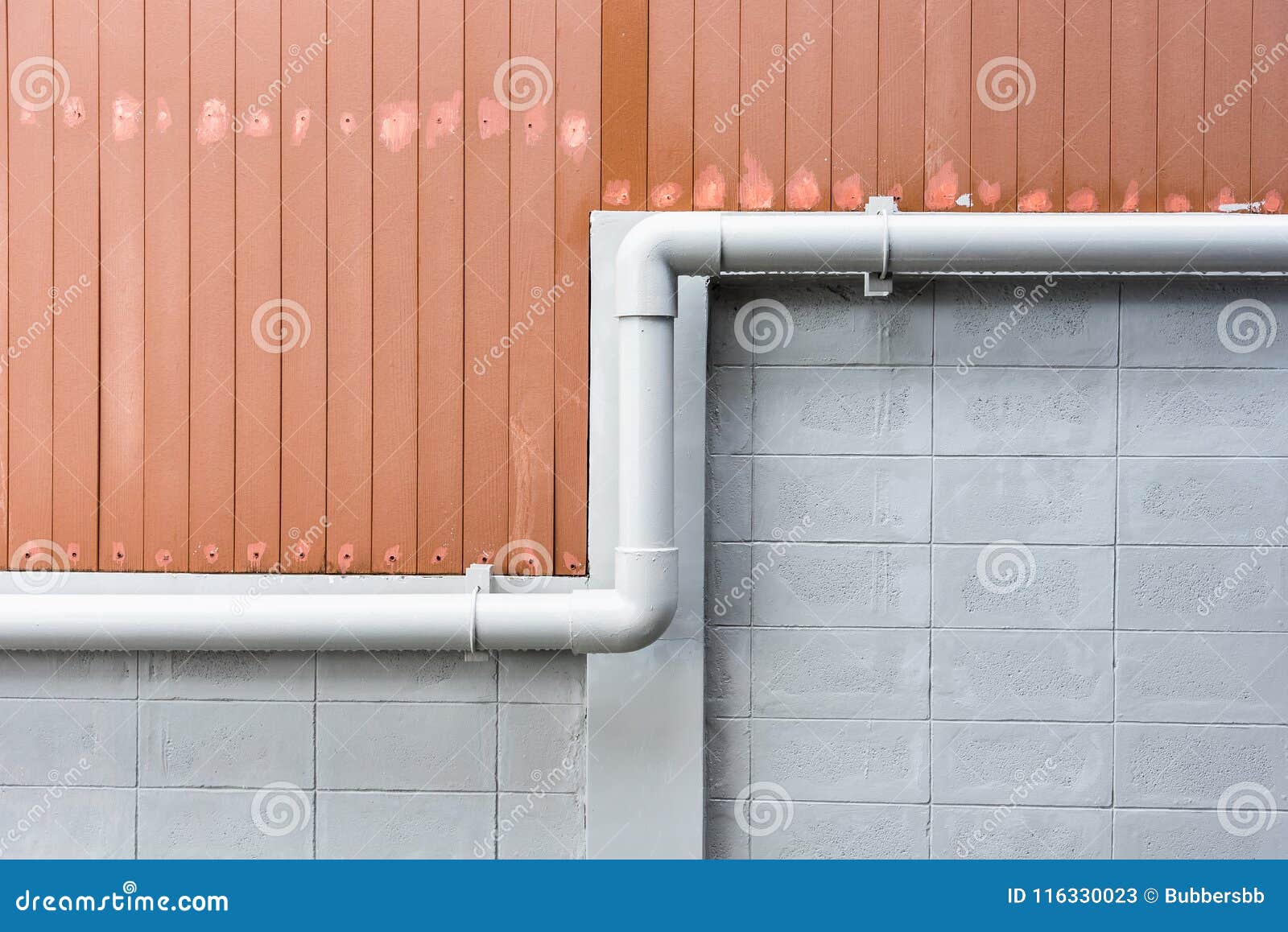 Vattenrör på cementväggen av byggnad
