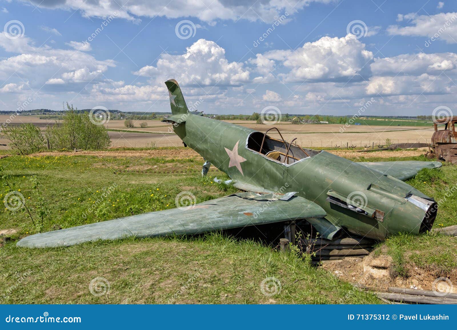 Vecchi ærei militari tagliati. Il vecchio aeroplano verde militare russo tagliato con una stella dipinta a bordo è sul campo