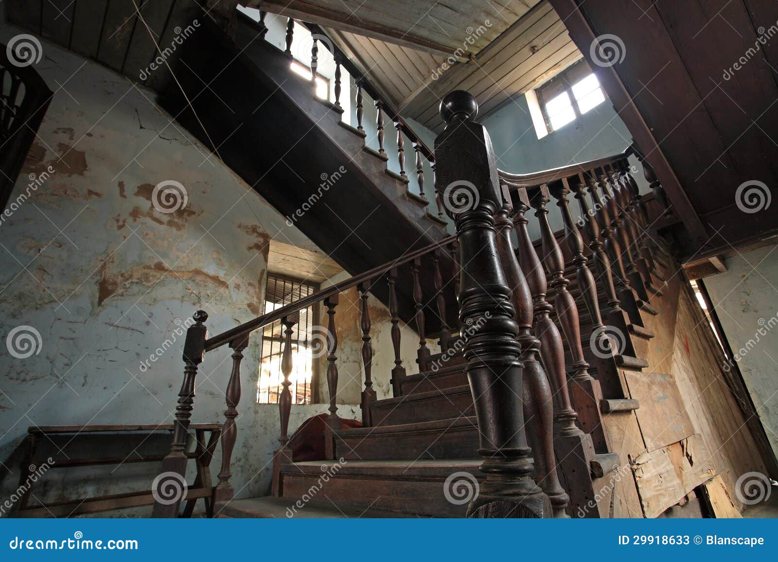 Vecchie scale antiche di avana fotografia stock libera da diritti ... Scale rustiche legno per interni