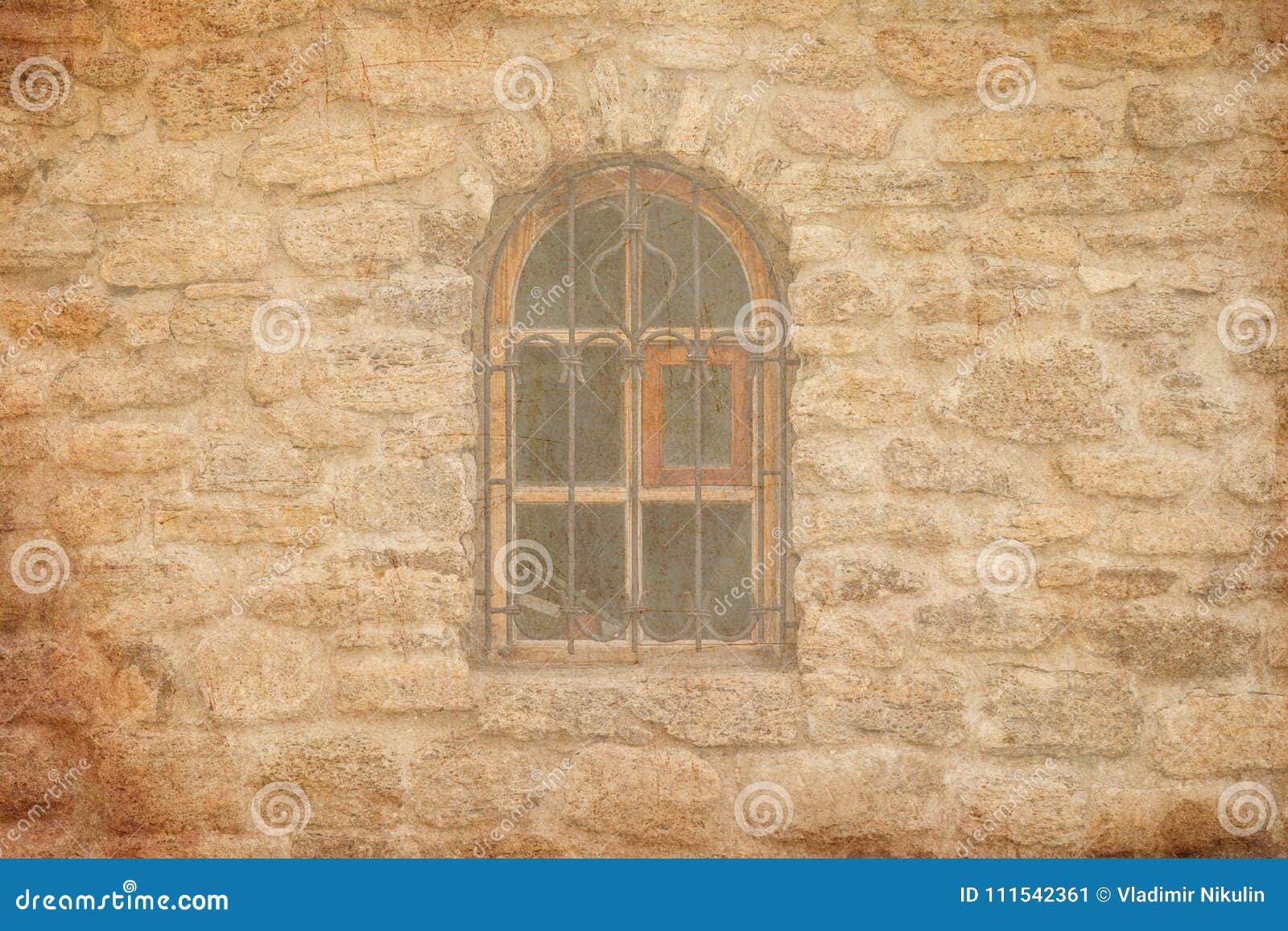 Vecchia finestra medievale con grata in muro di mattoni Immagine fatta nel vecchio stile di colore