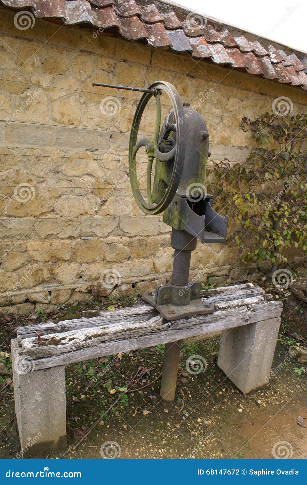 Vecchia Pompa Ad Acqua Manuale Fotografia Stock - Immagine di antico,  annata: 68147672