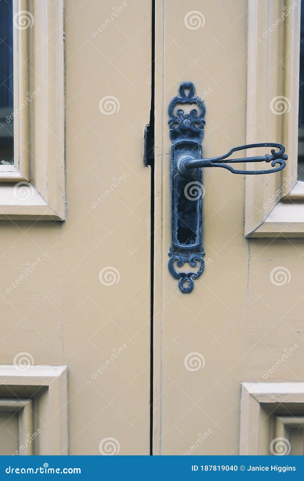 Vecchia Porta Colorata Di Crema Con Elegante Maniglia Decorativa Fotografia  Stock - Immagine di portello, arrugginito: 187819040