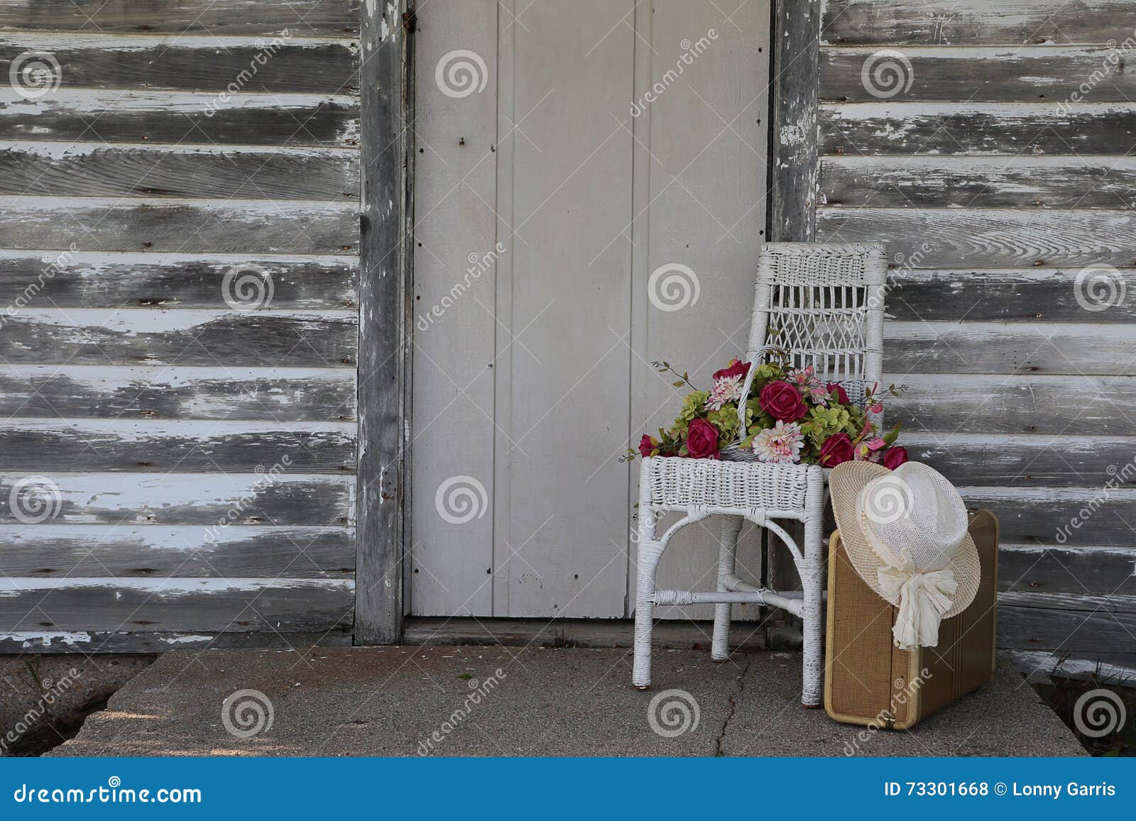 Fiori di lavanda e piante di cotone su valigia vintage, carta aperta per il  testo. Naturale romantico eco regalo Foto stock - Alamy