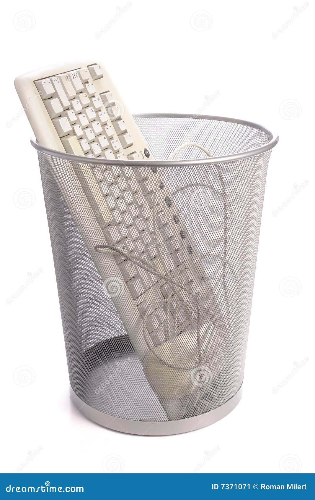 Vecchia tastiera del PC. Vecchi tastiera e mouse del PC nello scomparto di rifiuti del metallo sopra bianco