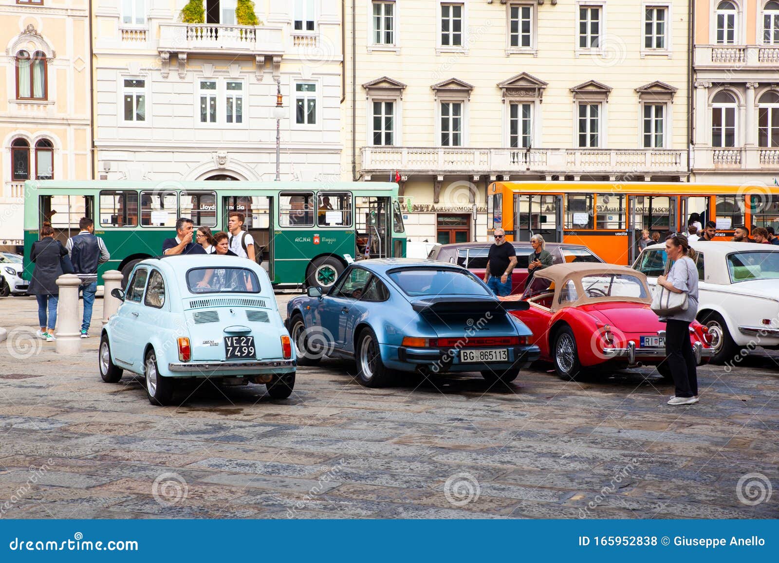 Vecchie Auto Fiat Come 500 E Porche Esposte Alla Festa Nazionale Del Veicolo Vintage Trieste Fotografia Stock Editoriale Immagine Di Porsche Italiano