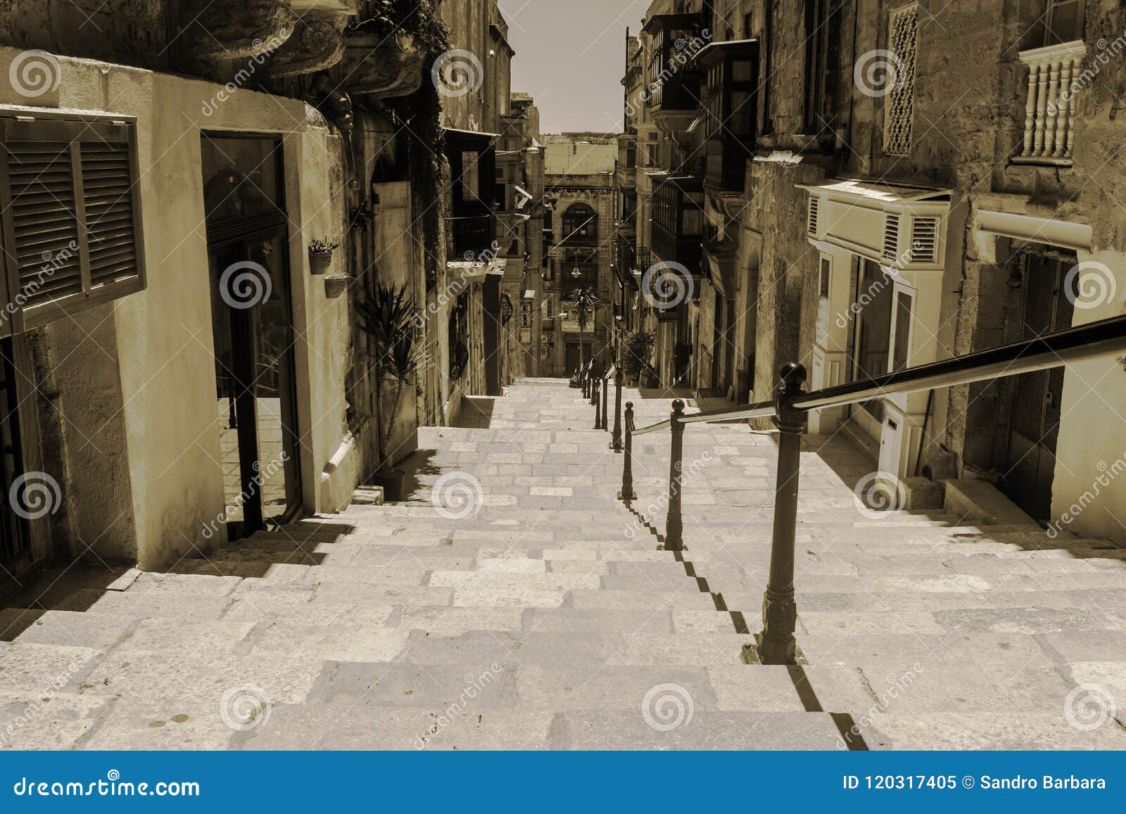 Lle vecchie scala a La Valletta, Malta nel monocromio e nella seppia