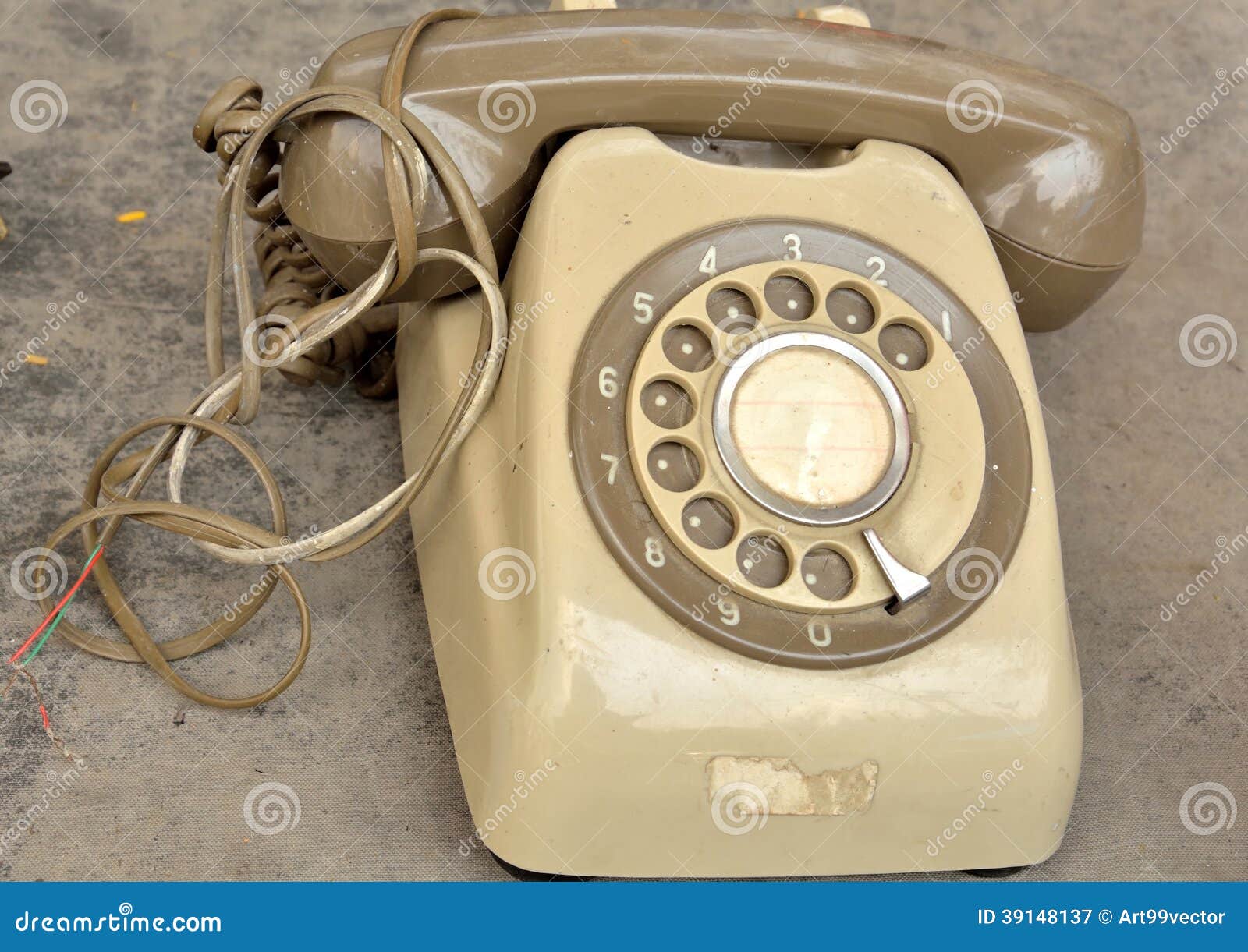 Vecchio Classico Del Telefono Immagine Stock Immagine di dove, terra