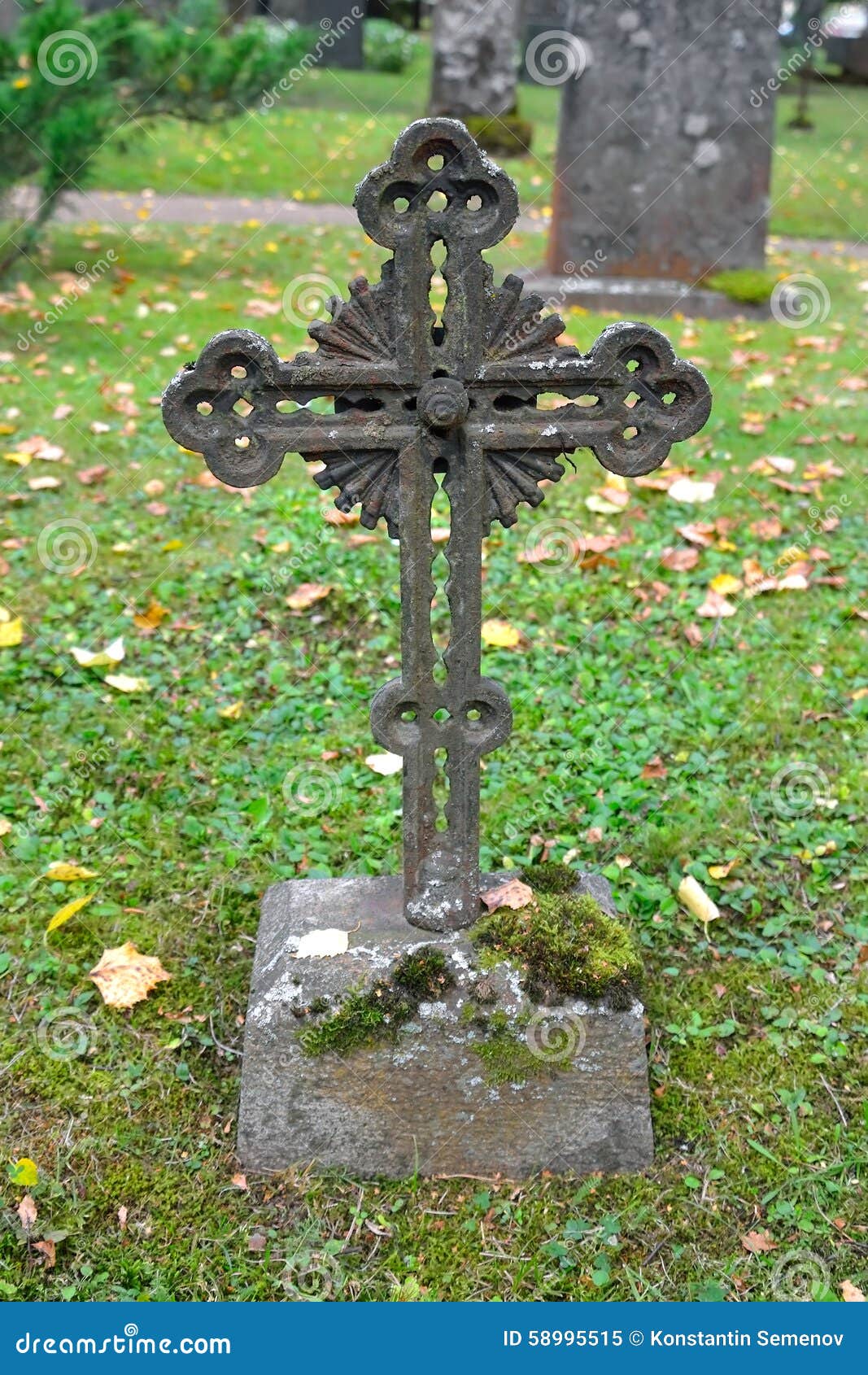 Vecchio incrocio in un cimitero in Lappeenranta, Finlandia