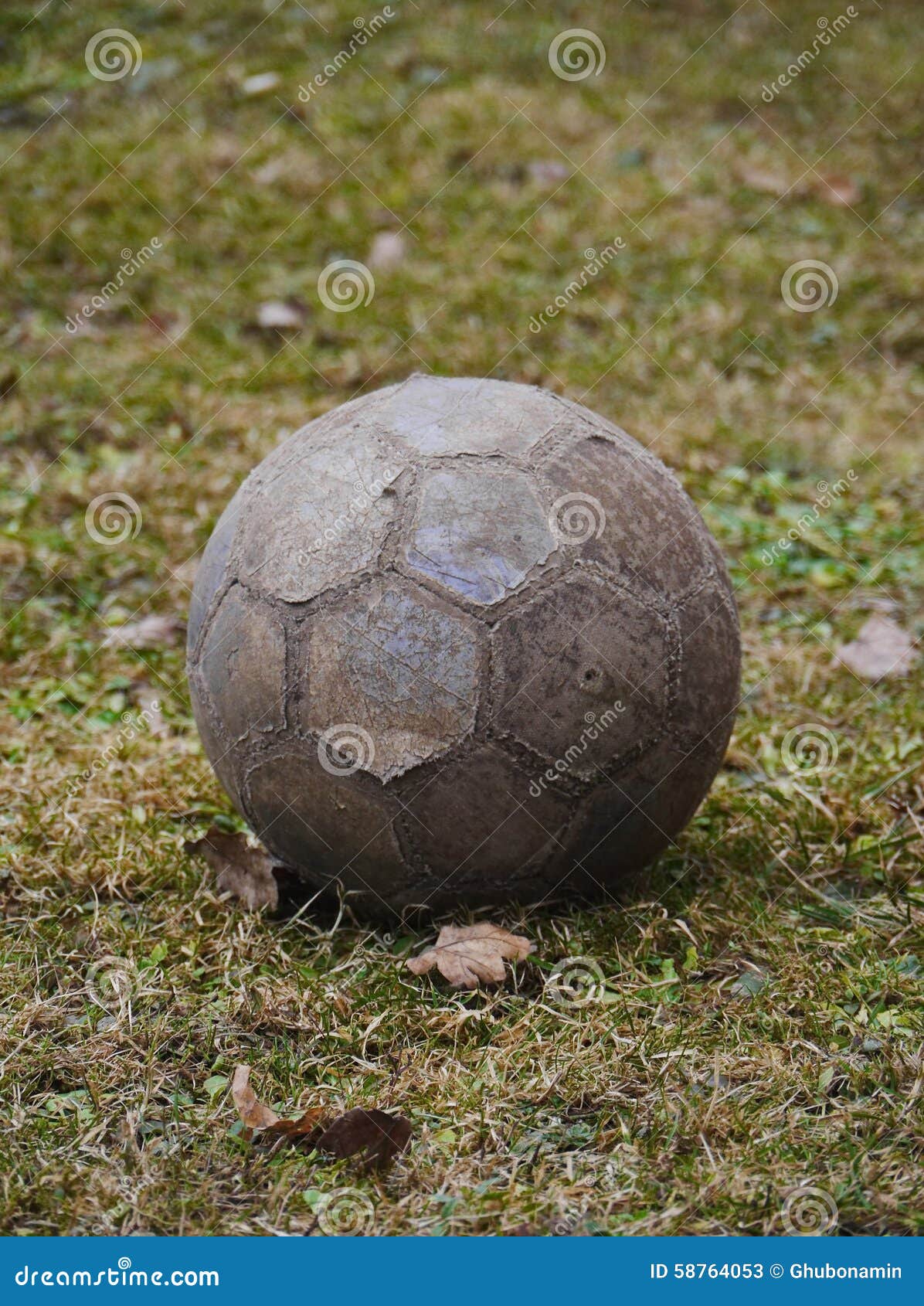 vecchio-pallone-da-calcio-di-cuoio-su-er